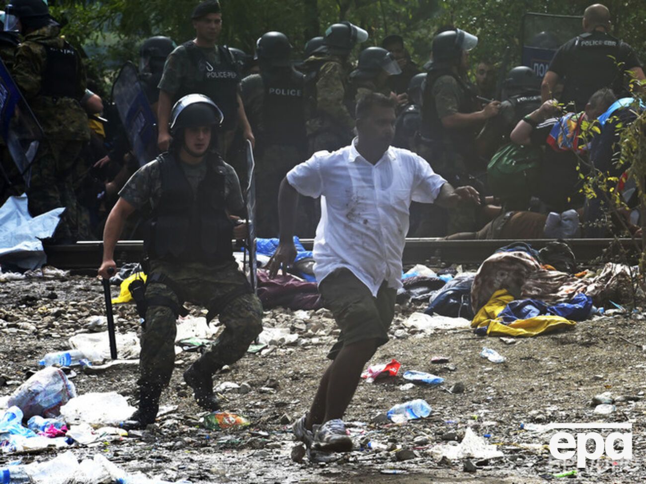 Нелегальные мигранты прорвались через границу Македонии. Фоторепортаж