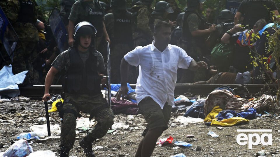 Нелегальные мигранты прорвались через границу Македонии. Фоторепортаж