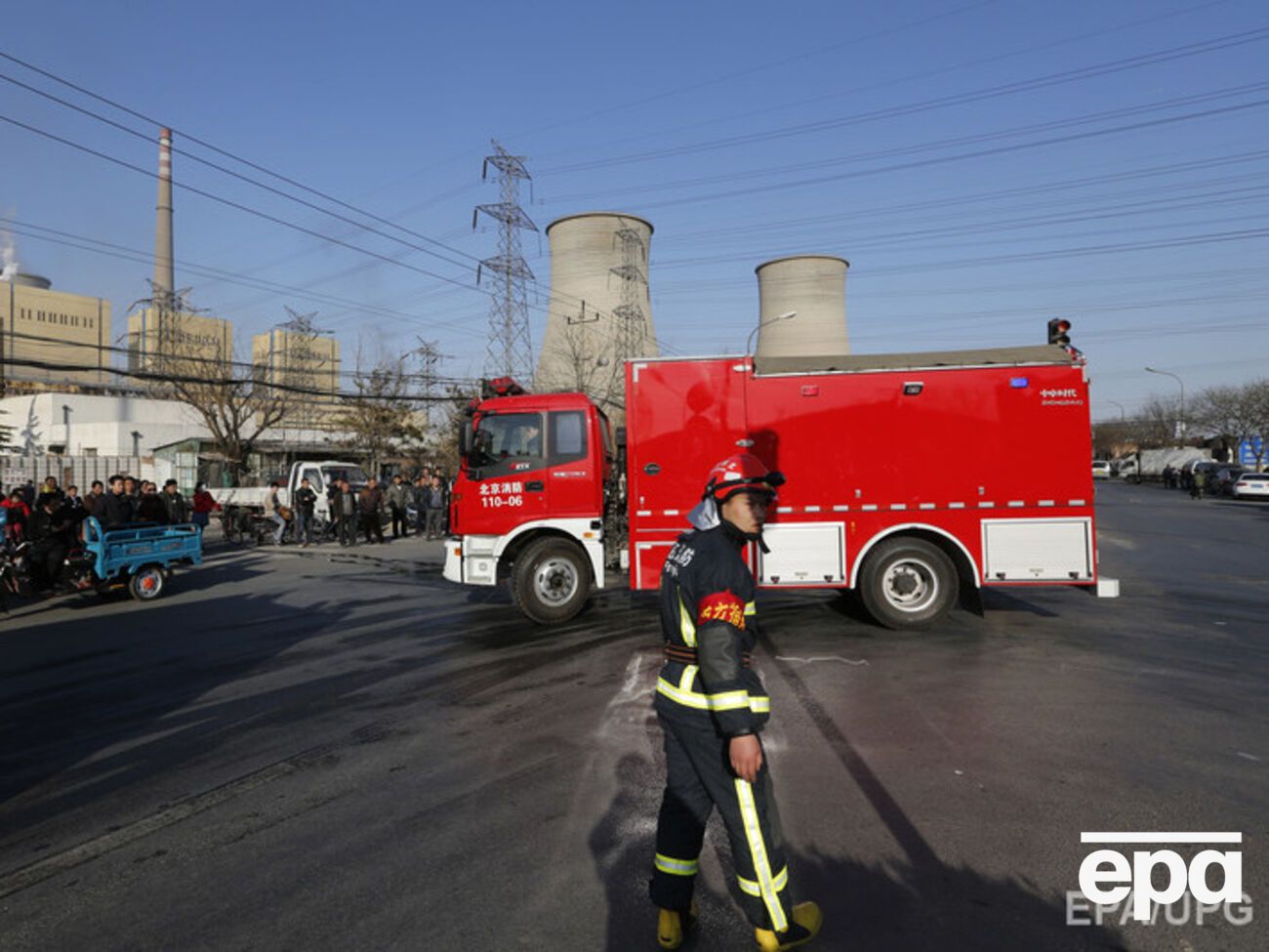 На месте происшествия работает 10 пожарных машин