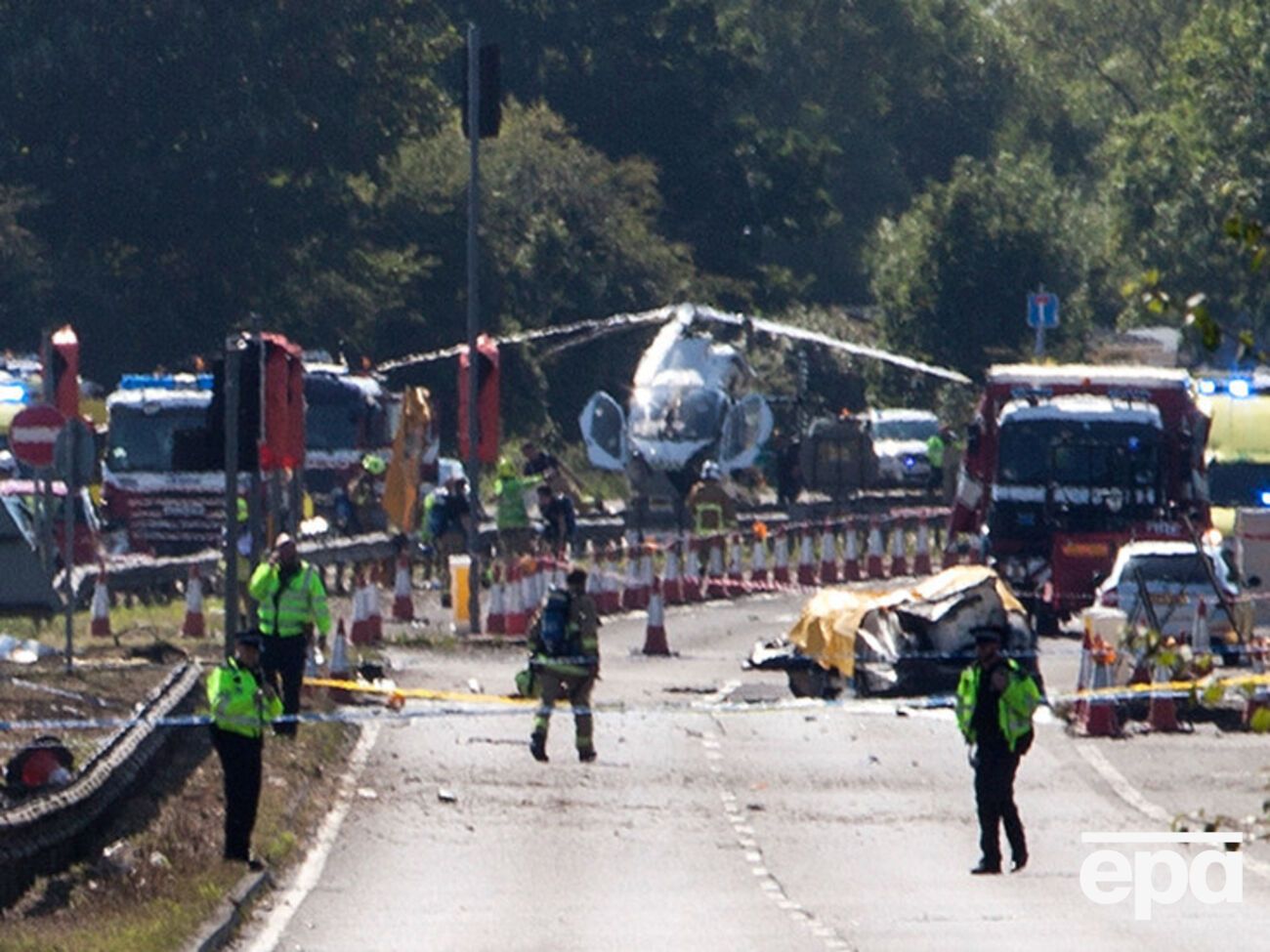 Самолет, выполняя петлю, врезался в автомобильное шоссе