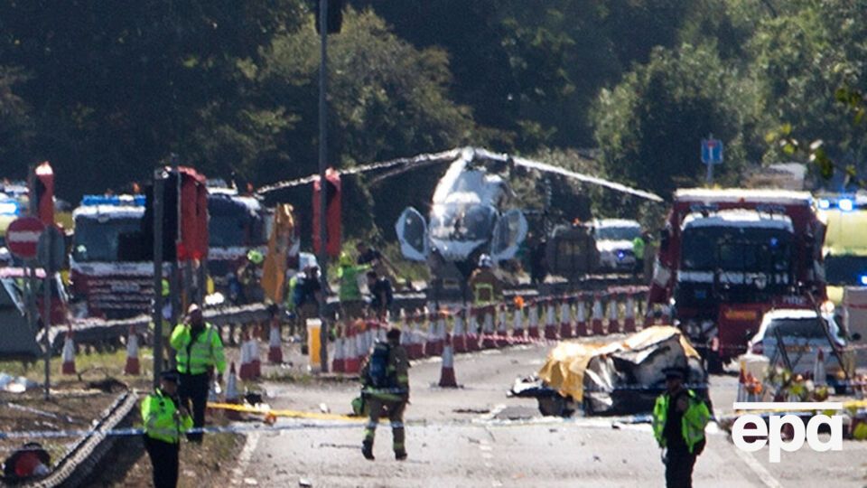 Самолет, выполняя петлю, врезался в автомобильное шоссе