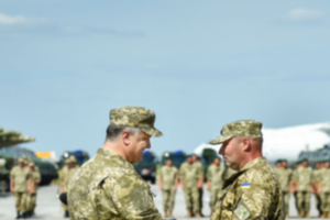 Порошенко наградил государственными наградами 15 военнослужащих, отличившихся в зоне проведения АТО