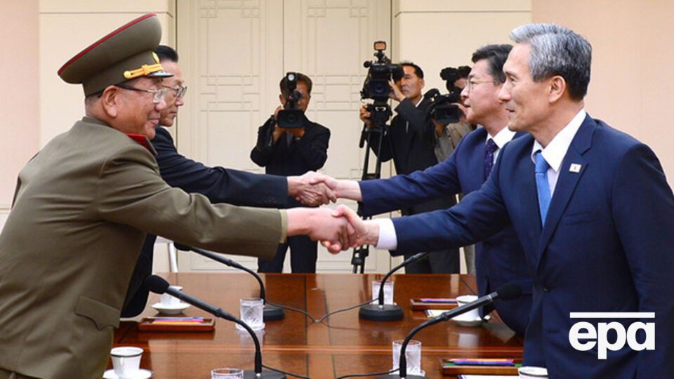 Переговоры между Северной и Южной Кореей начались с рукопожатия