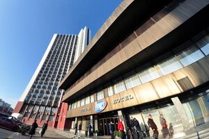 Гостиница находится вблизи станции метро "Левобережная"