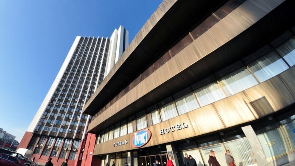 Гостиница находится вблизи станции метро "Левобережная"