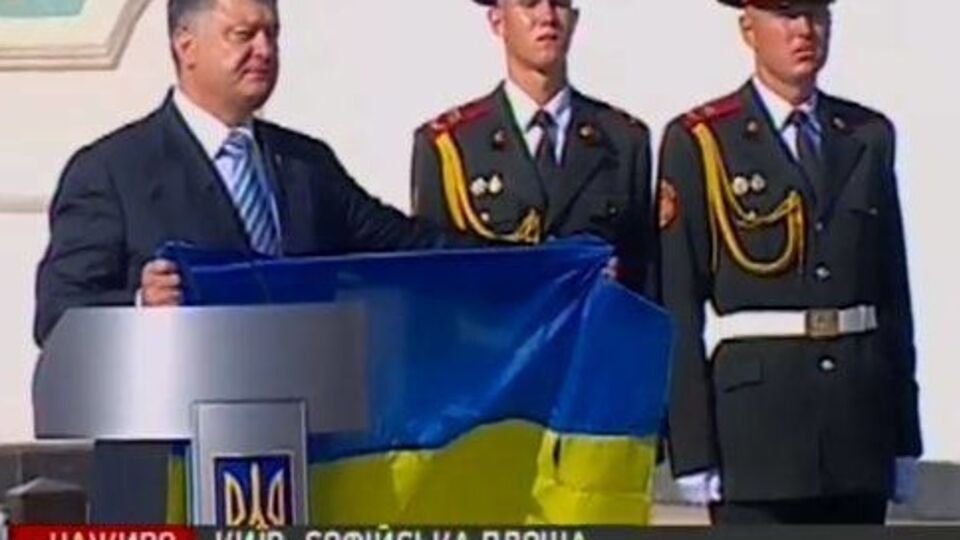 Торжества начались с поднятия национального флага