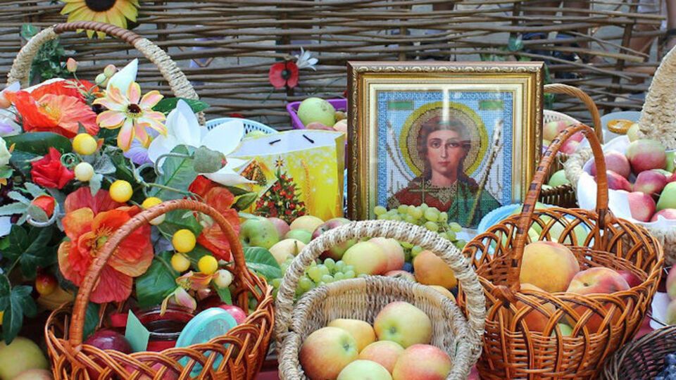 19 августа в церкви освящают плоды и фрукты нового урожая, мед, хлебные колосья