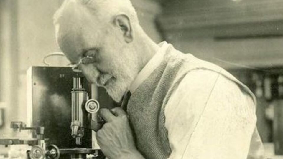 Джордж Паркер Биддер — британский ученый, выпустивший в Северное море 1020 бутылок с записками для изучения подводных течений в 1904---1906 годах