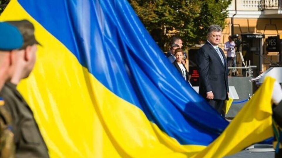 На Софийской площади торжественно подняли национальный флаг