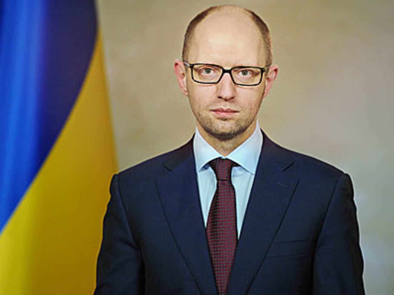 Яценюк поздравил украинцев с Днем флага