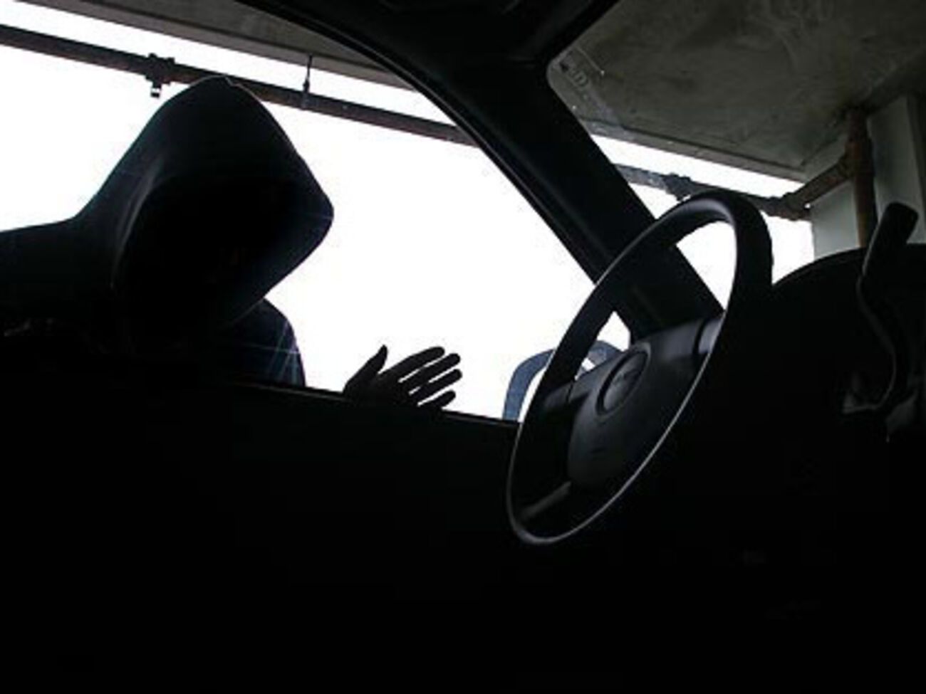 Неизвестные похитили из автомобиля деньги, документы и технику