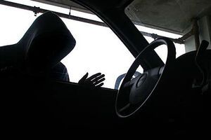 Неизвестные похитили из автомобиля деньги, документы и технику