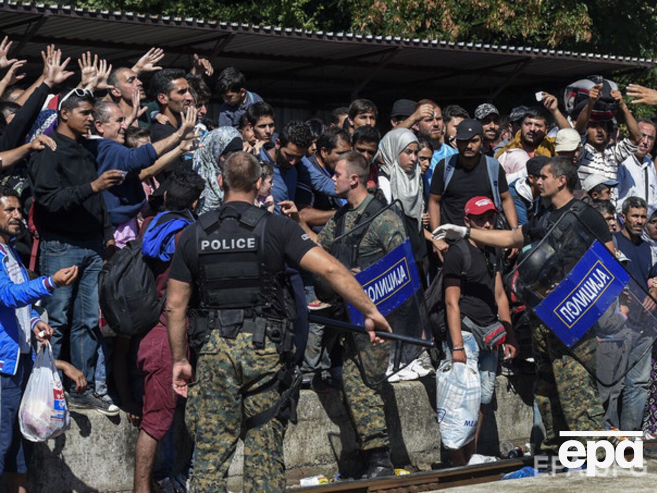 Мигранты из Сирии на вокзале в македонском городе Гевгелия, откуда ходят поезда в Сербию