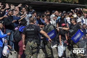 Мигранты из Сирии на вокзале в македонском городе Гевгелия, откуда ходят поезда в Сербию