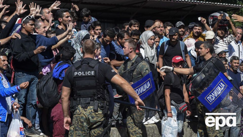 Мигранты из Сирии на вокзале в македонском городе Гевгелия, откуда ходят поезда в Сербию