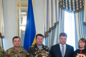 Награду из рук президента приняла жена погибшего военного