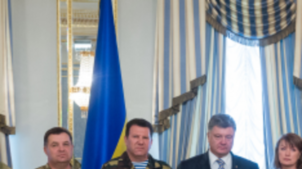 Награду из рук президента приняла жена погибшего военного