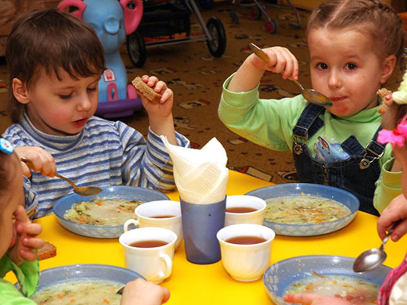 Чиновников горсовета подозревают в том, что они украли 400 тыс. грн из денег, выделенных на питание детей