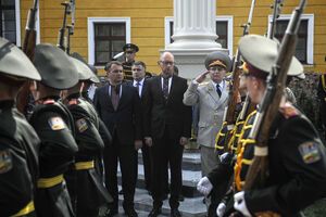 Яценюк отметил, что заложен фундамент новой качественной украинской армии, на котором надо формировать Вооруженные силы Украины.