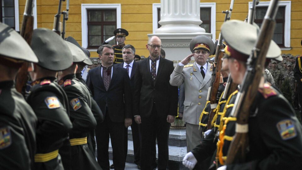 Яценюк отметил, что заложен фундамент новой качественной украинской армии, на котором надо формировать Вооруженные силы Украины.