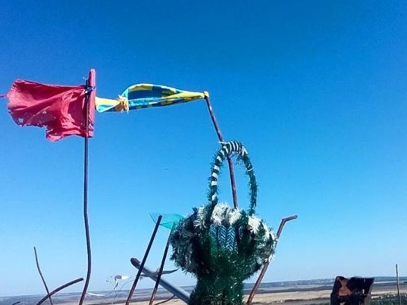 Над Саур-Могилой установили желто-синий флаг