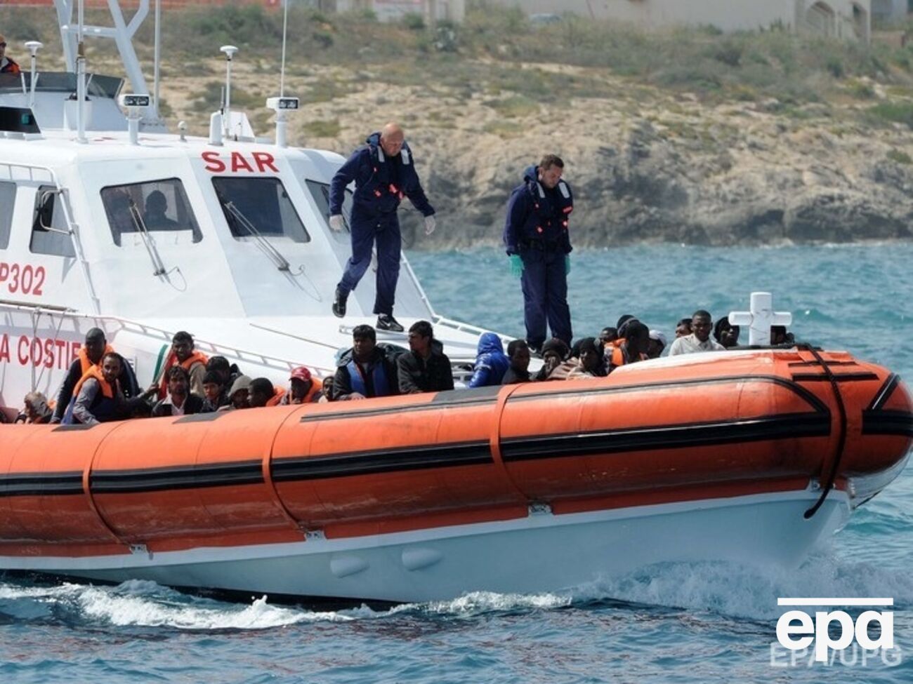 Катера береговой охраны Италии спасают мигрантов в Средиземном море