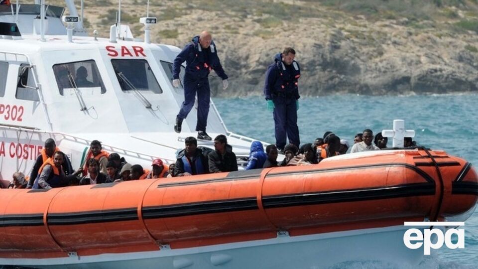 Катера береговой охраны Италии спасают мигрантов в Средиземном море