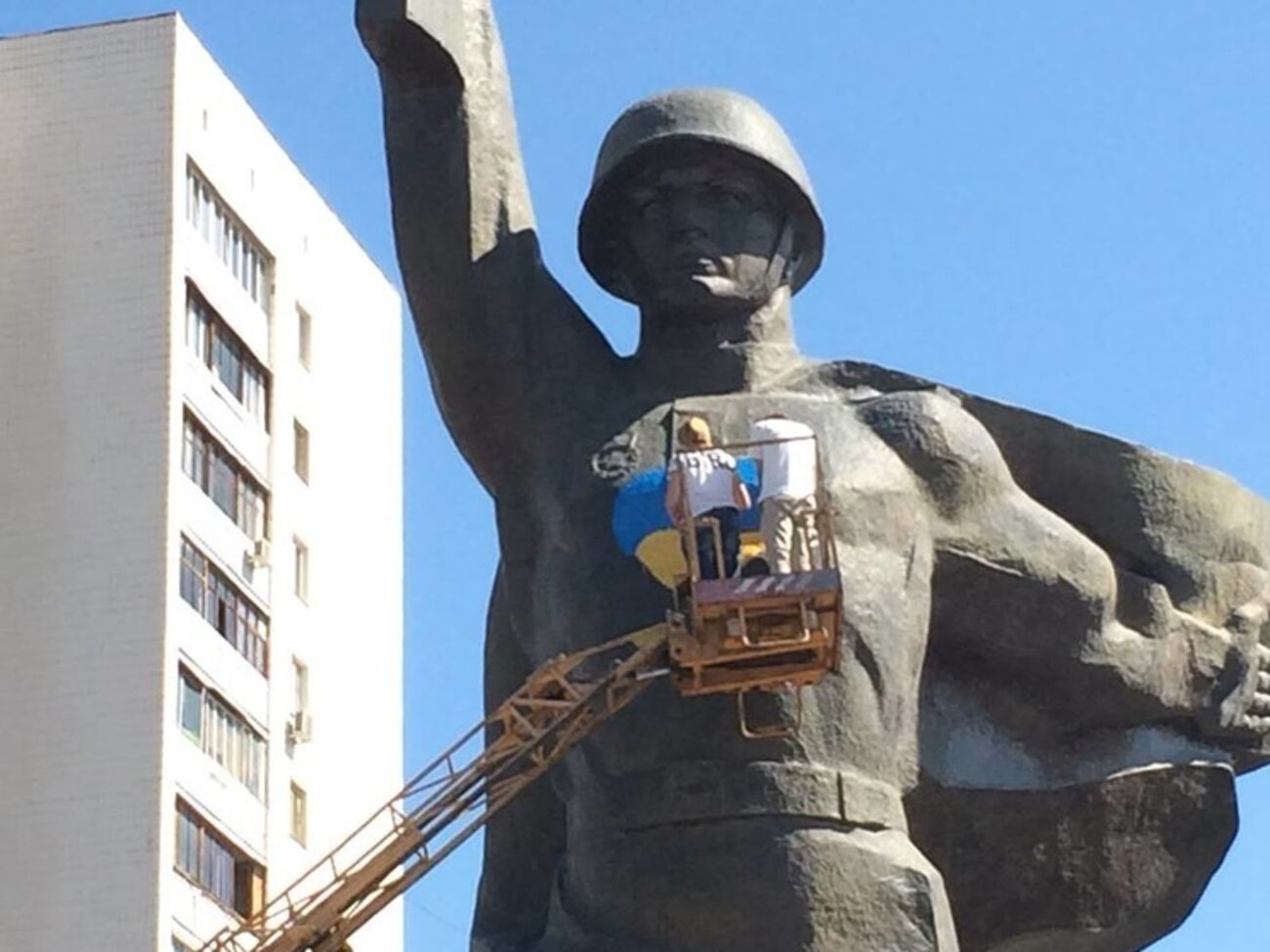 У памятника солдату появилось желто-синее сердце