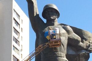 У памятника солдату появилось желто-синее сердце