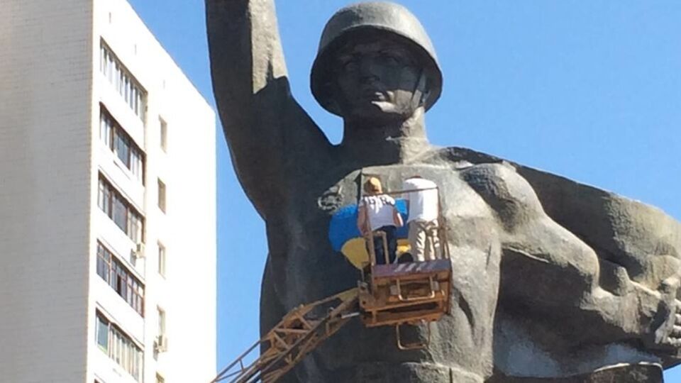 У памятника солдату появилось желто-синее сердце