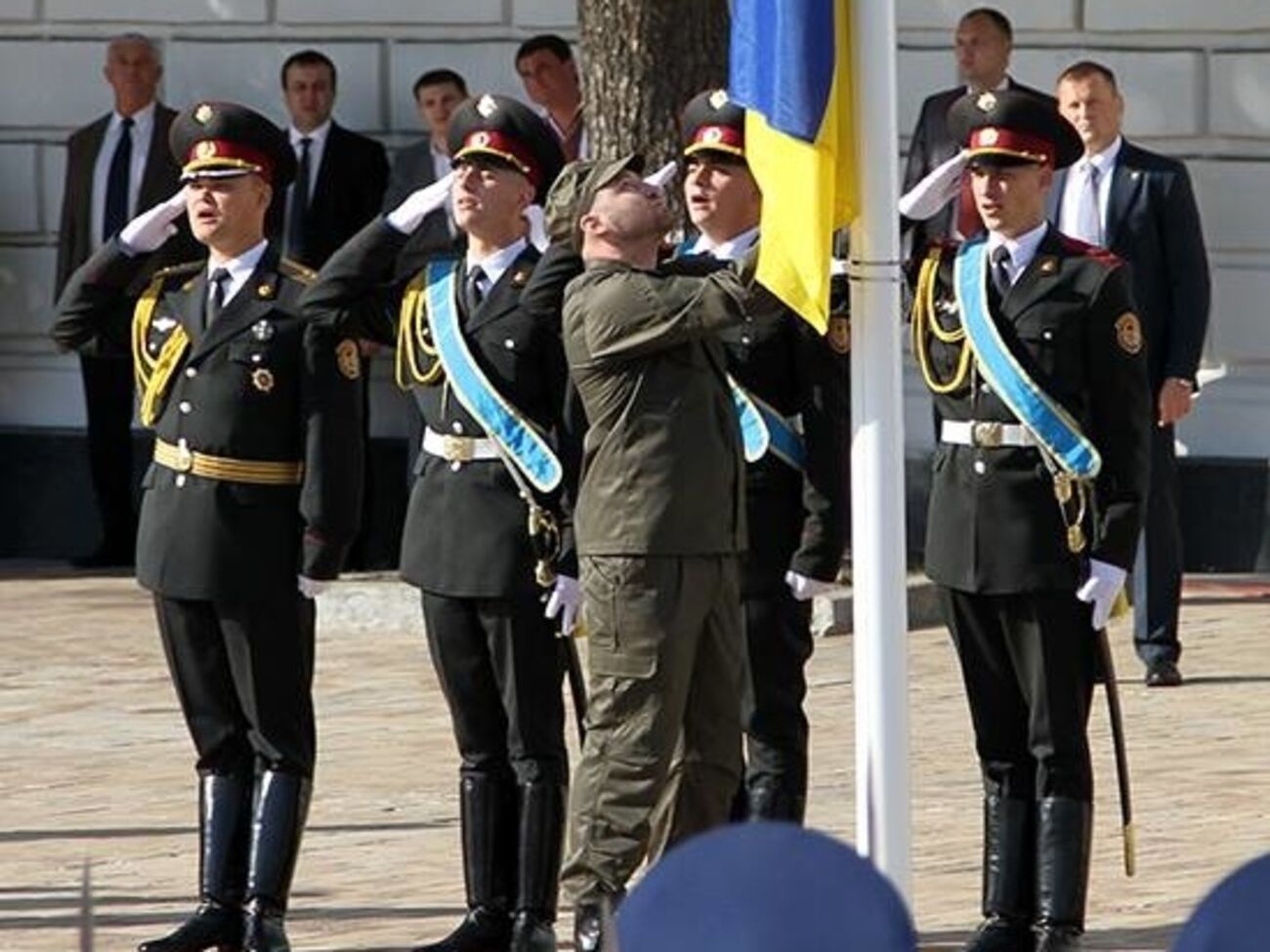 Украинский флаг на центральной площади Киева поднял один из бойцов, поднявших флаг над Славянском