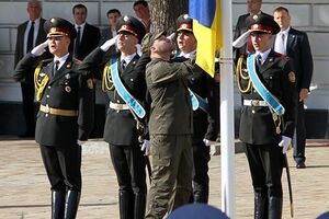Украинский флаг на центральной площади Киева поднял один из бойцов, поднявших флаг над Славянском