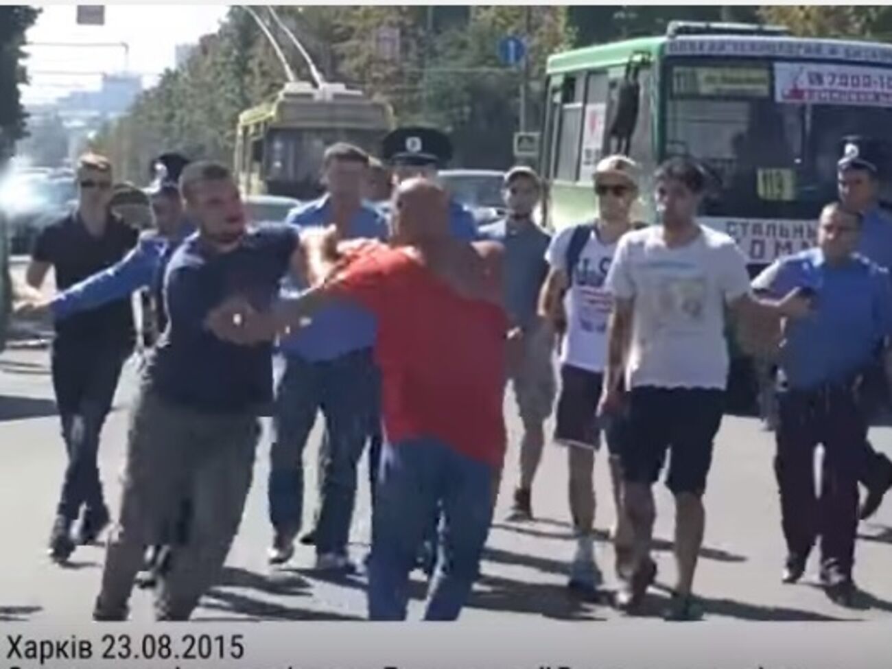 Мужчина остался без красной футболки с надписью "СССР"