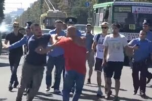 Мужчина остался без красной футболки с надписью "СССР"