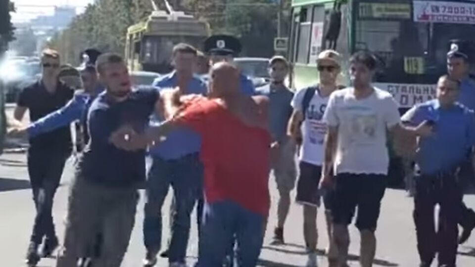 Мужчина остался без красной футболки с надписью "СССР"