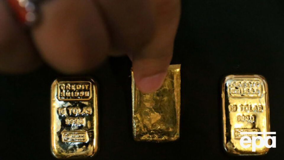 Россия увеличила золотовалютные резервы, но уронила рубль