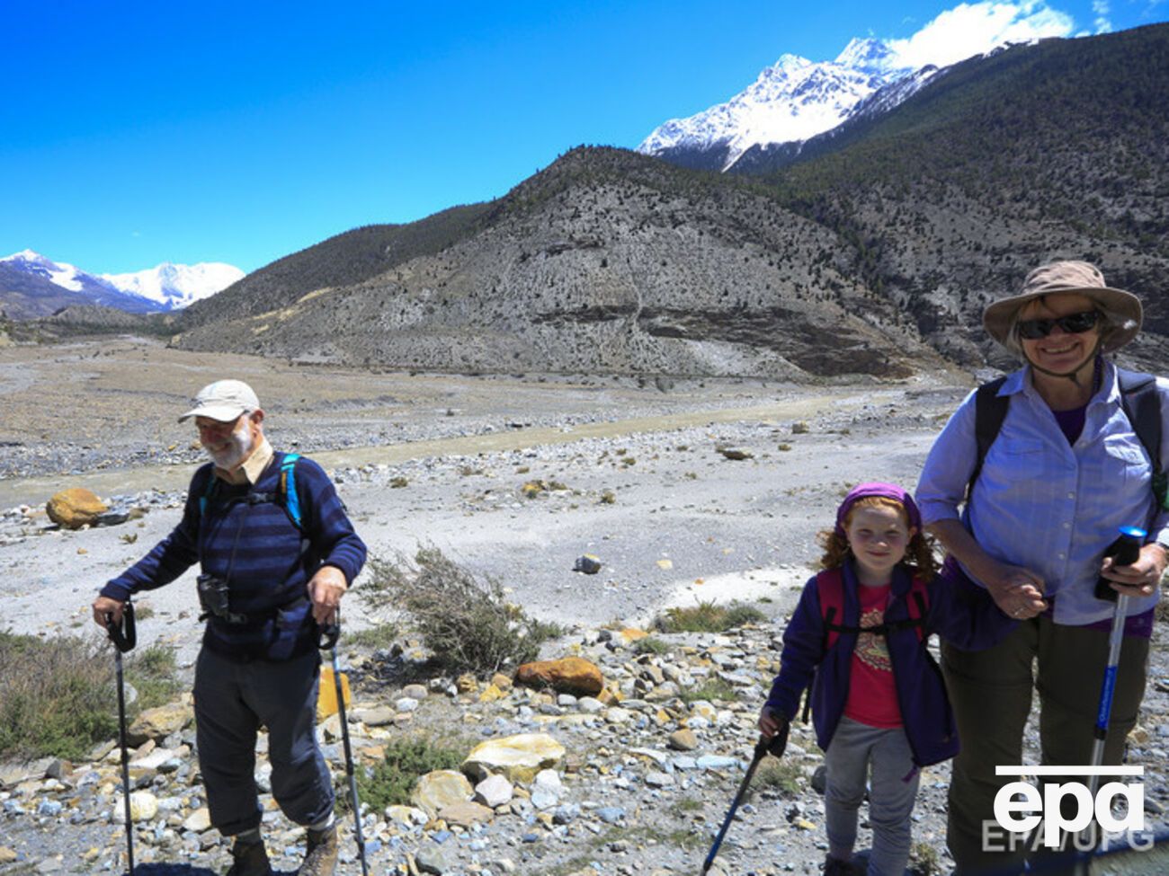 Непал открыл доступ туристам на Эверест