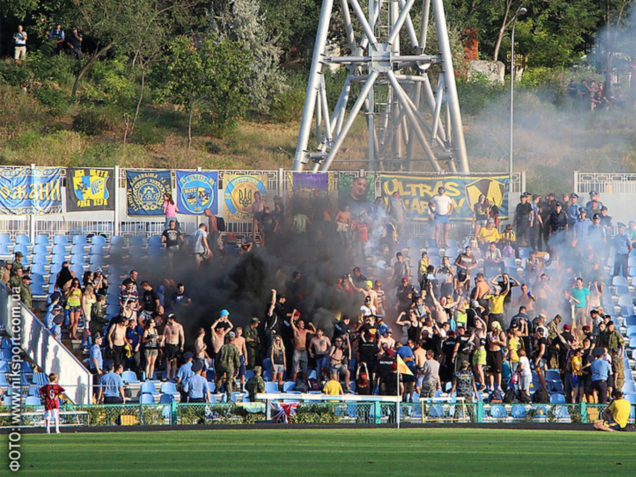 Между болельщиками и силовиками произошла потасовка