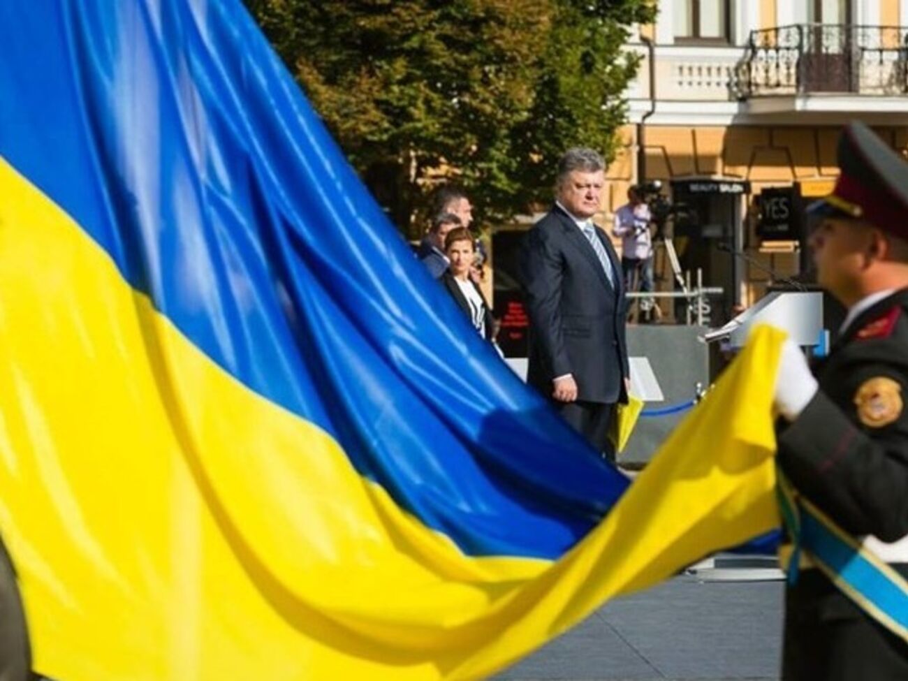 На Софийской площади в Киеве прошла церемония поднятия национального знамени