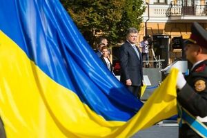 На Софийской площади в Киеве прошла церемония поднятия национального знамени