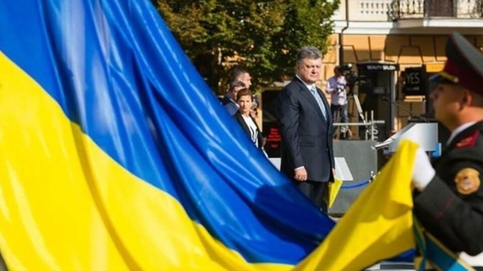 На Софийской площади в Киеве прошла церемония поднятия национального знамени