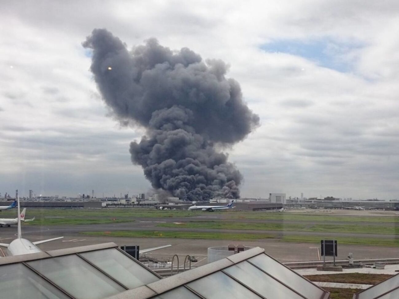 Над горящим предприятием Nippon Steel поднимается столб дыма