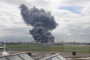 Над горящим предприятием Nippon Steel поднимается столб дыма