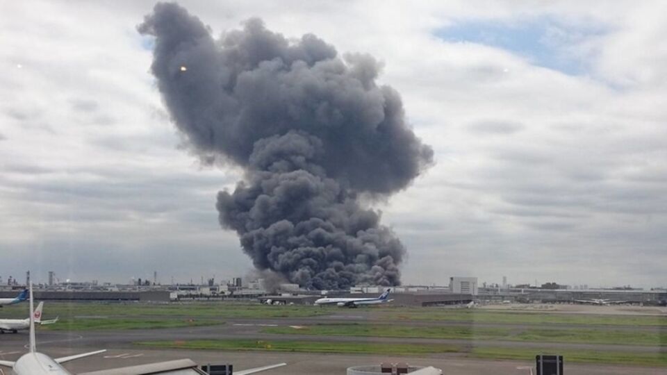 Над горящим предприятием Nippon Steel поднимается столб дыма