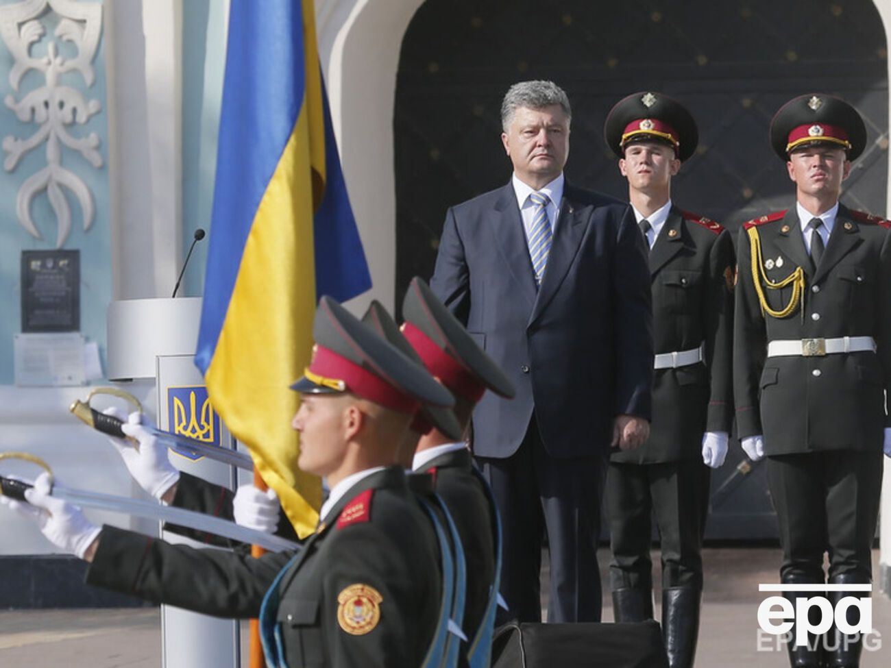 Порошенко подчеркнул, что каждый шестой пришедший в ВСУ военный --- доброволец