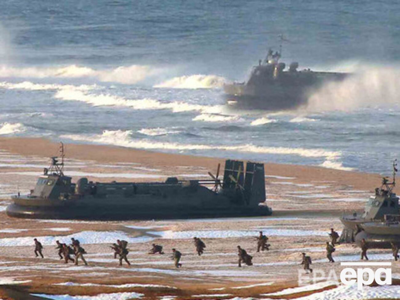 Так выглядит десантный флот КНДР на пропагандистском фото, имеющемся в распоряжении агентства EPA