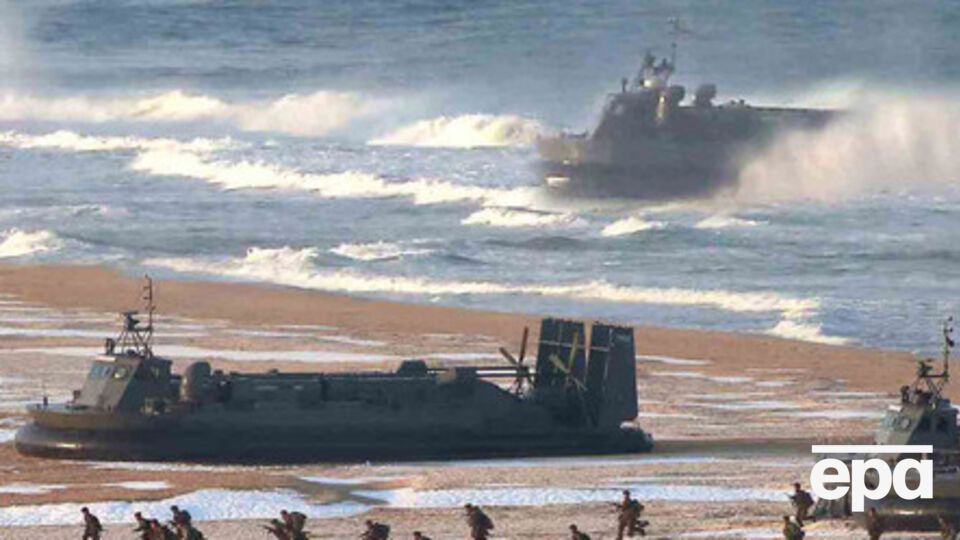 Так выглядит десантный флот КНДР на пропагандистском фото, имеющемся в распоряжении агентства EPA