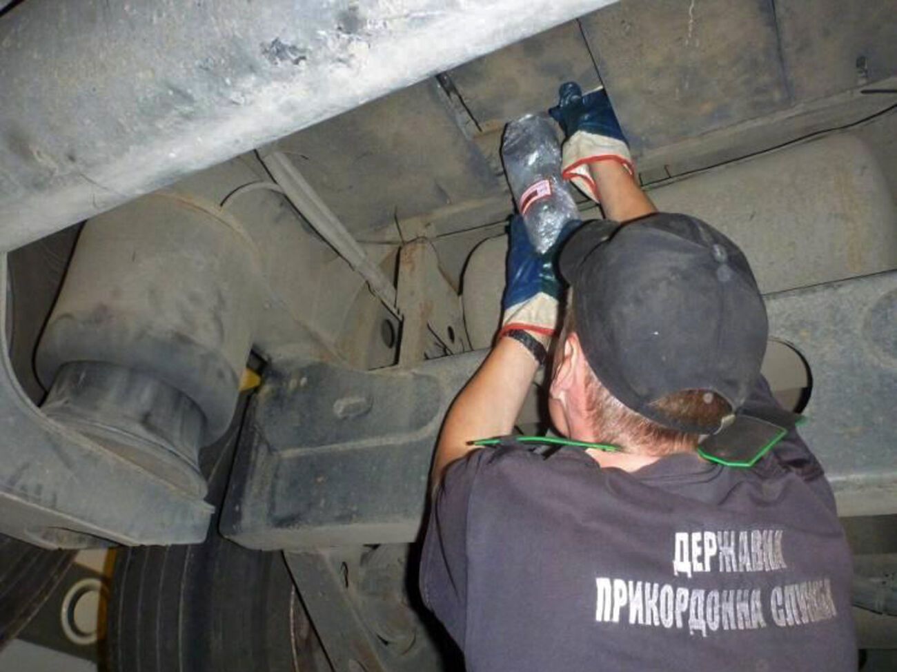 В ходе углубленного осмотра правоохранители обнаружили два специально изготовленных в кузове автомобиля тайника