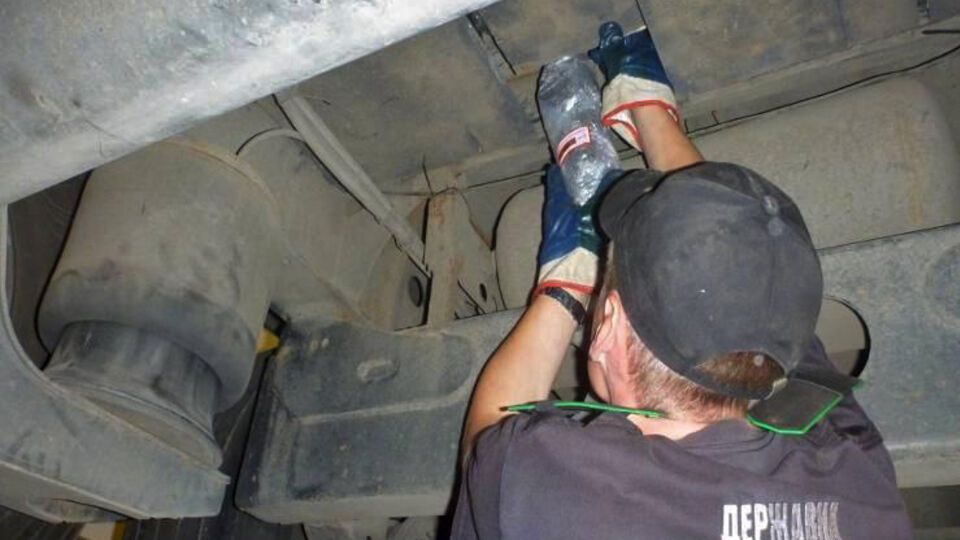 В ходе углубленного осмотра правоохранители обнаружили два специально изготовленных в кузове автомобиля тайника