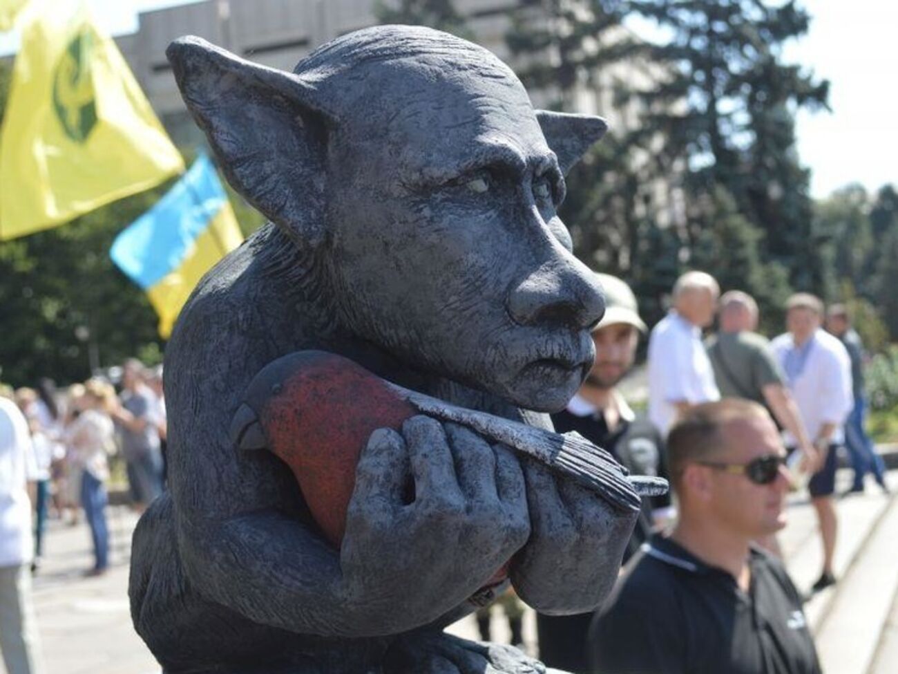В Запорожье открыли памятник Путину с "замученным снегирем". Фоторепортаж